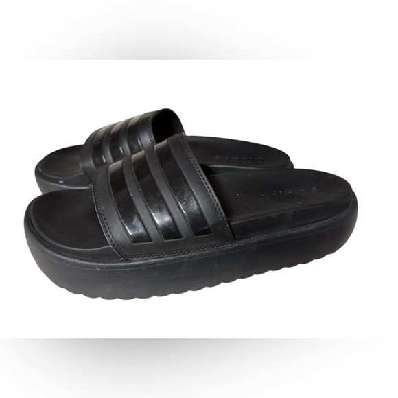 Like new! ADIDAS
WOMENS ADILETTE PLATFORM SLIDE SANDAL - Picture 2 of 9